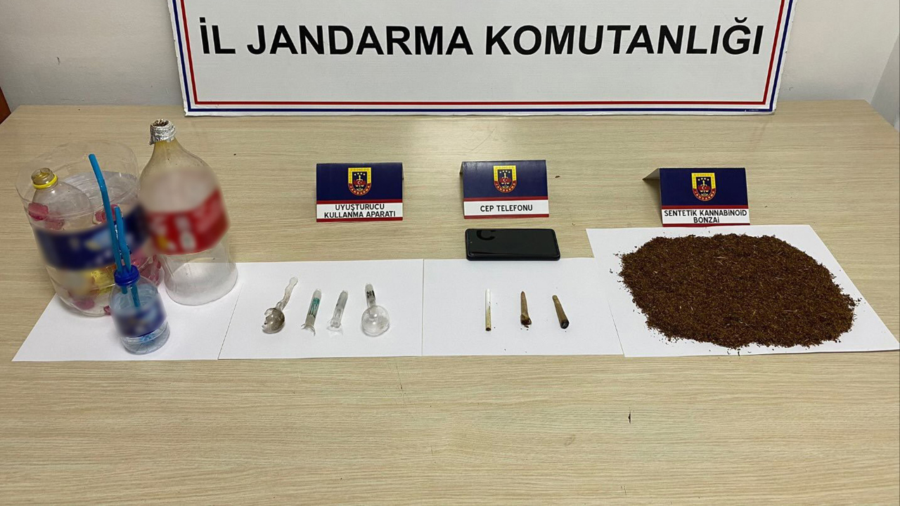 Karabük’te jandarma ekiplerinin düzenlediği uyuşturucu operasyonunda 2 kişi yakalanırken çeşitli miktarlarda sentetik uyuşturucu madde ve kullanım aparatı ele geçirildi.