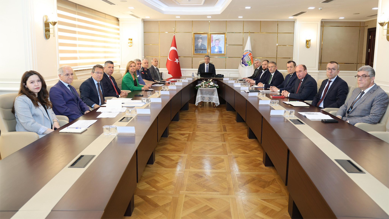 Karabük Valisi Mustafa Yavuz, sahipsiz hayvanlar konusunun toplumsal bir sorumluluk ve vicdani bir görev olduğunu söyleyerek “Sahipsiz hayvanlarla ilgili sorunların çözümünde, tüm kurumlarımızın eşgüdüm içerisinde hareket etmesi büyük önem taşımaktadır.” ifadelerini kullandı.