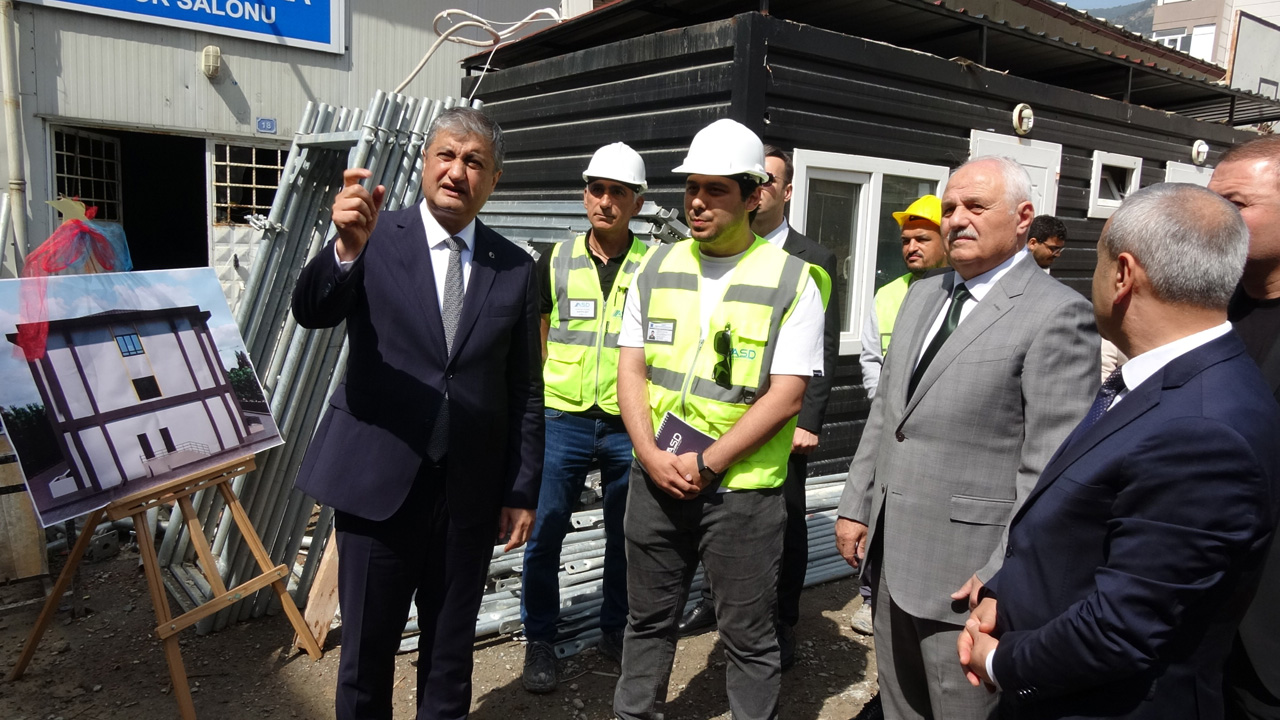 Karabük Valisi Mustafa Yavuz, merkez ve Safranbolu ilçesinde hayırseverler tarafından yaptırılan okullarda incelemelerde bulunarak yetkililerden son durum hakkında bilgi aldı.