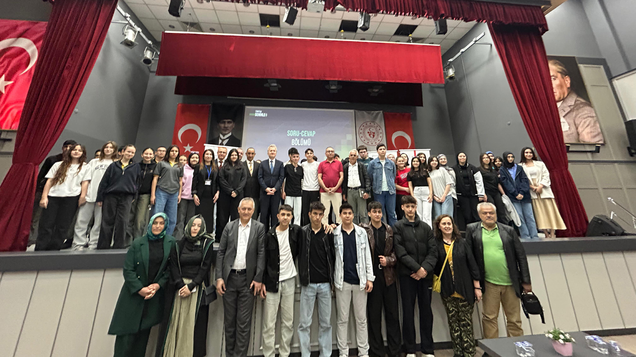 Yenişehir Vali Nafiz Kayalı Konferans Salonu’nda düzenlenen programda, yapay zekâ alanında uzman isimlerden Prof. Dr. Çelebi Uluyol konuşmacı olarak yer aldı.