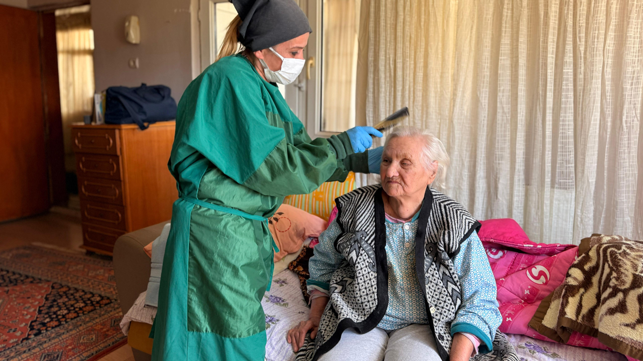 Karabük Belediyesi, sosyal hizmet alanında hayata geçirdiği örnek uygulamalarla yaşlı ve engelli vatandaşların hayatına dokunmaya devam ediyor.