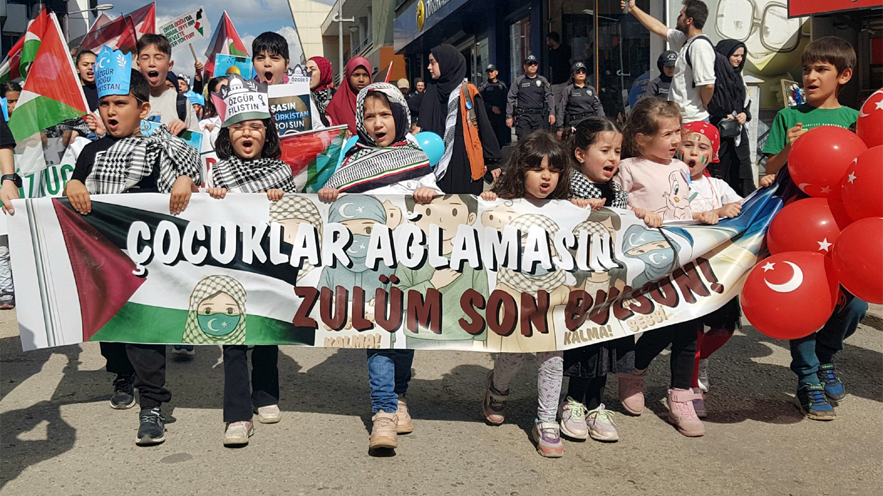İsrail'in Gazze'ye yönelik saldırılarını protesto etmek ve Filistinli çocuklara yönelik zulme dikkat çekmek amacıyla Karabük'te çocukların öncülüğünde yürüyüş düzenlendi.