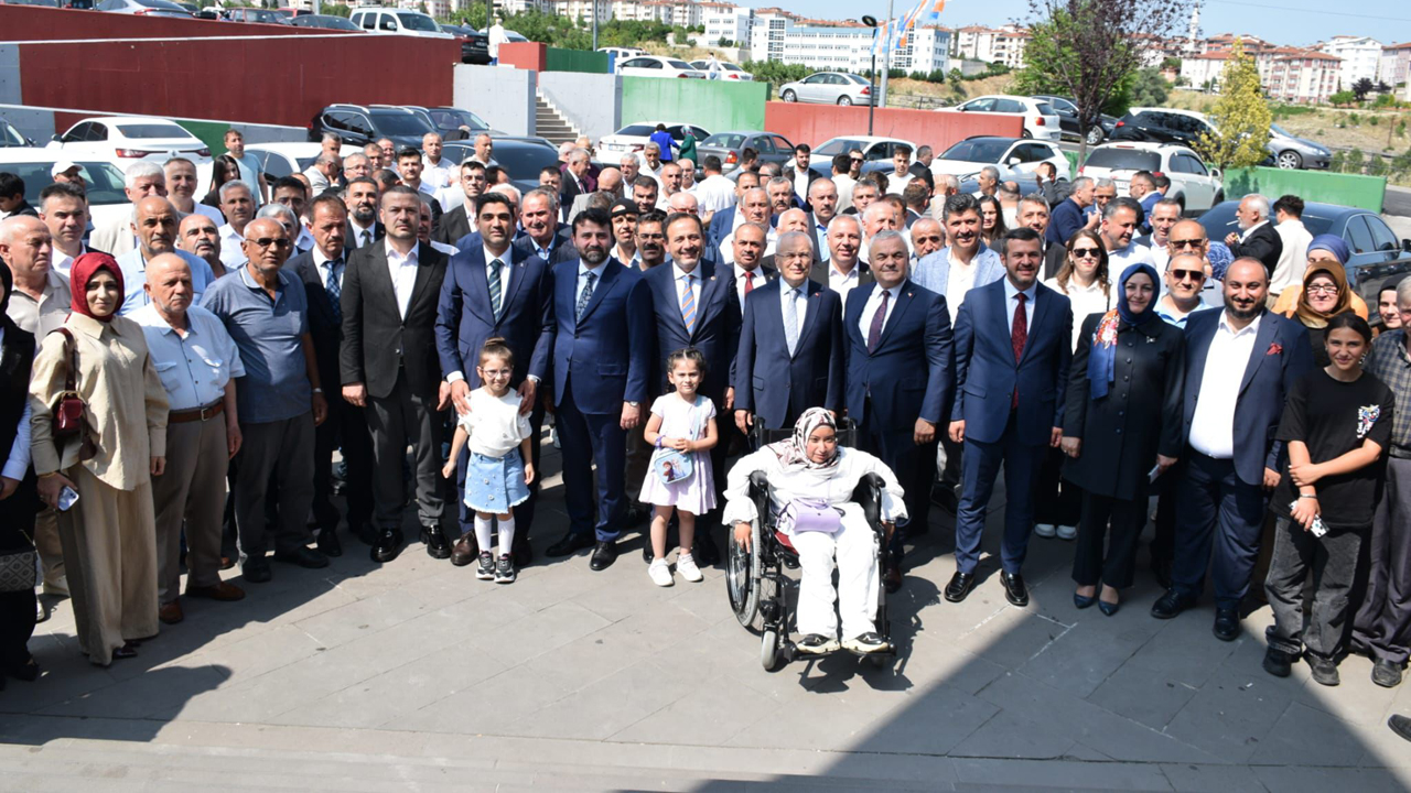 AK Parti Karabük İl Başkanlığı tarafından düzenlenen Geleneksel Teşkilat Bayramlaşma Programı, Kurban Bayramı’nın manevi atmosferine uygun şekilde coşku ve kardeşlik içinde gerçekleştirildi.