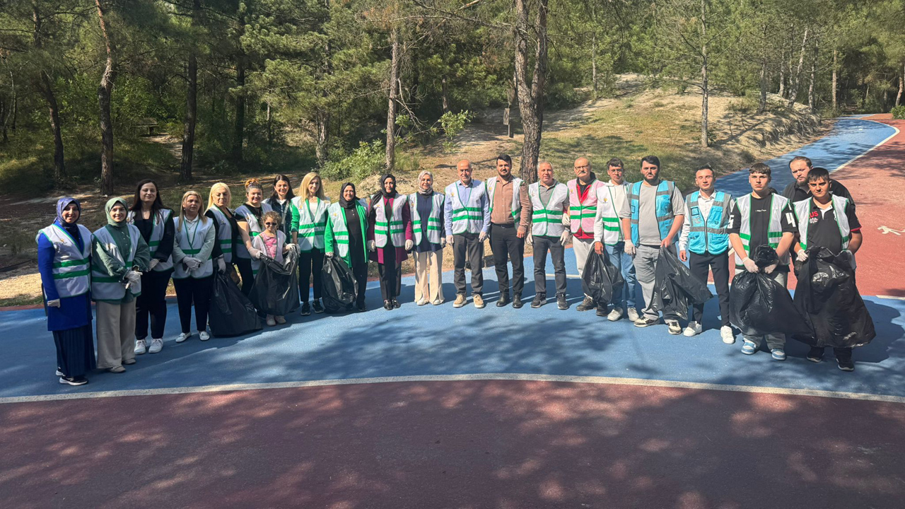 AK Parti Karabük teşkilatı, Türkiye Çevre Haftası kapsamında anlamlı bir etkinliğe imza attı. AK Parti Karabük Çevre ve Şehircilik Politikaları Başkanlığı öncülüğünde Karabük Kent Ormanı’nda düzenlenen etkinlikte, teşkilat mensupları çevre temizliği yaptı.