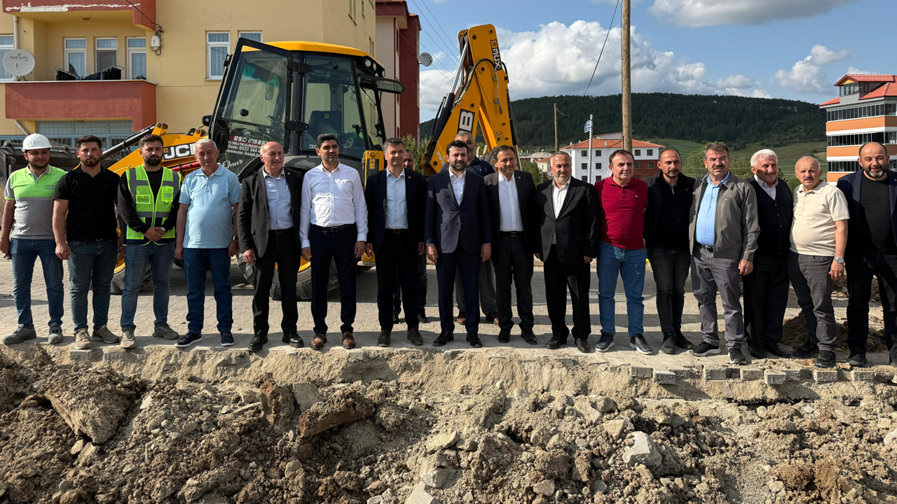 Karabük'ün Eflani ilçesinde uzun süredir beklenen doğalgaz altyapı çalışmaları hız kesmeden devam ediyor. AK Parti Karabük Milletvekilleri Cem Şahin ve Ali Keskinkılıç ile AK Parti Karabük İl Başkanı Ferhat Salt, ilçeye yapılan doğalgaz yatırımlarını yerinde inceledi.