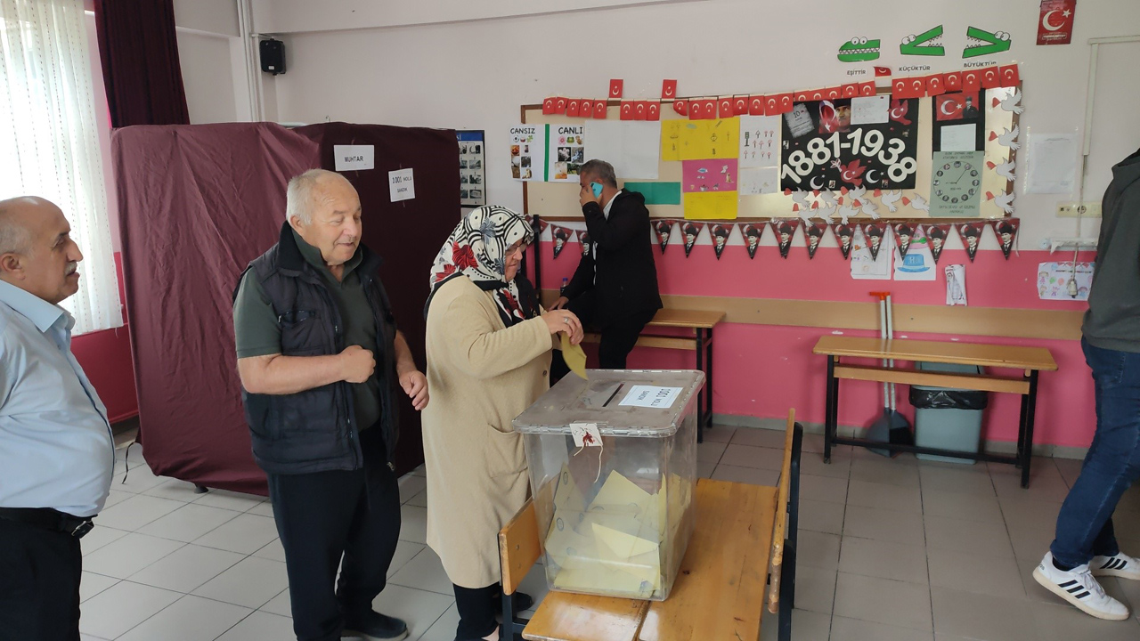 Karabük merkeze bağlı Aydınlıkevler Mahallesi'nde üçüncü kez muhtarlık seçimi yapıldı. 4 adayın kıyasıya yarıştığı seçimde Bahattin Ceylan 530 oy ile mahallenin yeni muhtarı olurken, ilk seçimde muhtarlığı düşürülen ve yeniden aday olan Fahri Bostancı ise 493 oy aldı.
