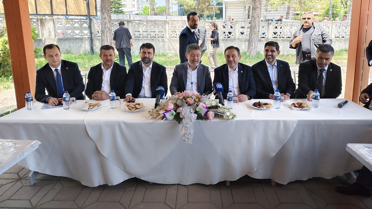 Tarım ve Orman Bakanı İbrahim Yumaklı, Türkiye Yüzyılı'nı inşa etmek zorunda olduklarını belirterek, " Başka hiçbir şansımız yok. Niye bunu söylüyorum? Hepimiz her vakit ekmek kuyruğunda bombalanan Gazze'deki o yavruları görüyoruz. İçi acımayan, içi parçalanmayan var mı? Emin olun fırsatını bulsalar bizi de besbeter ederler. Onun için güçlü olmak zorundayız." dedi.