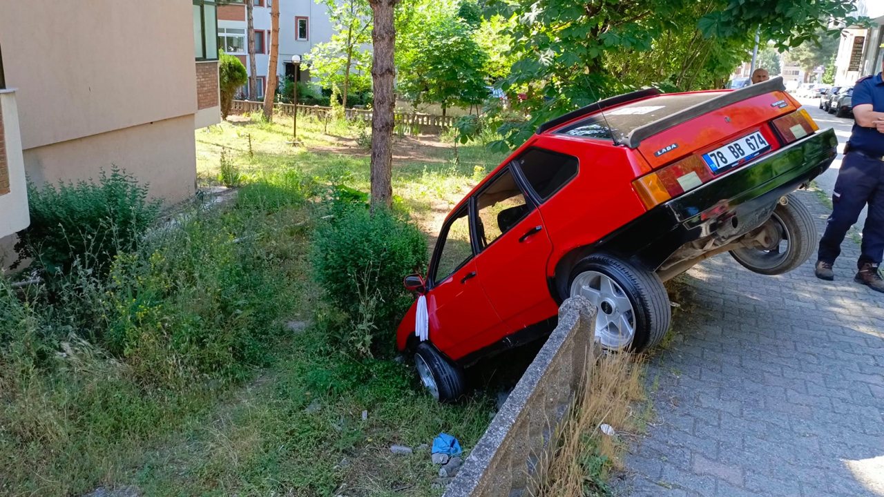 Karabük'ün Safranbolu ilçesinde iddiaya göre direksiyonu kilitlenen otomobil kontrolden çıkarak bir apartmanın bahçesine düştü.