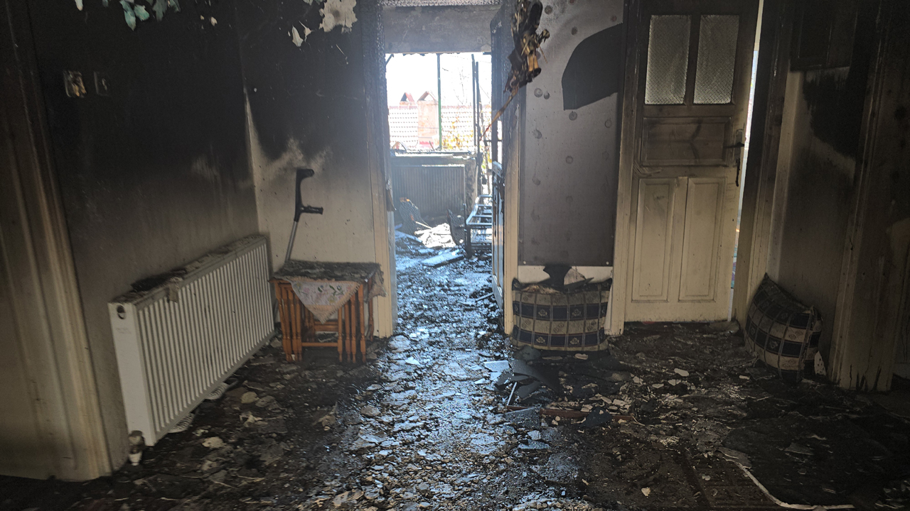 Karabük'te elektrikli battaniyeden çıkan yangında ev kullanılmaz hale gelirken, mahsur kalan 94 yaşındaki kadın ise son anda kurtarıldı.