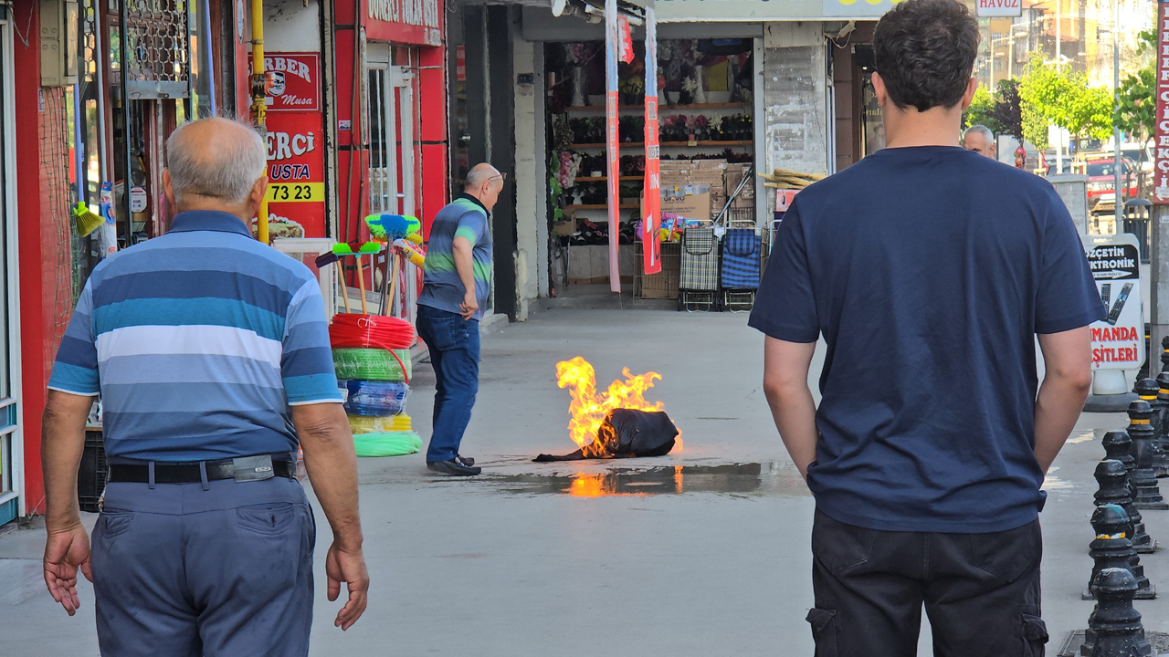 Karabük'te çay demlemek için yaktığı piknik tüpü alev aldı. Esnafın soğuk kanlı bir şekilde işyerinden dışarıya çıkardığı ve alev topuna dönen dönen piknik tüpüne komşu esnaflar ile yoldan geçen komiser müdahale etti.