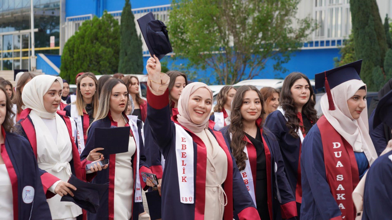 Karabük Üniversitesi (KBÜ) Sağlık Bilimleri Fakültesi’nde eğitimlerini tamamlayan öğrenciler, 2024-2025 akademik yılı mezuniyet töreniyle diplomalarını aldı.