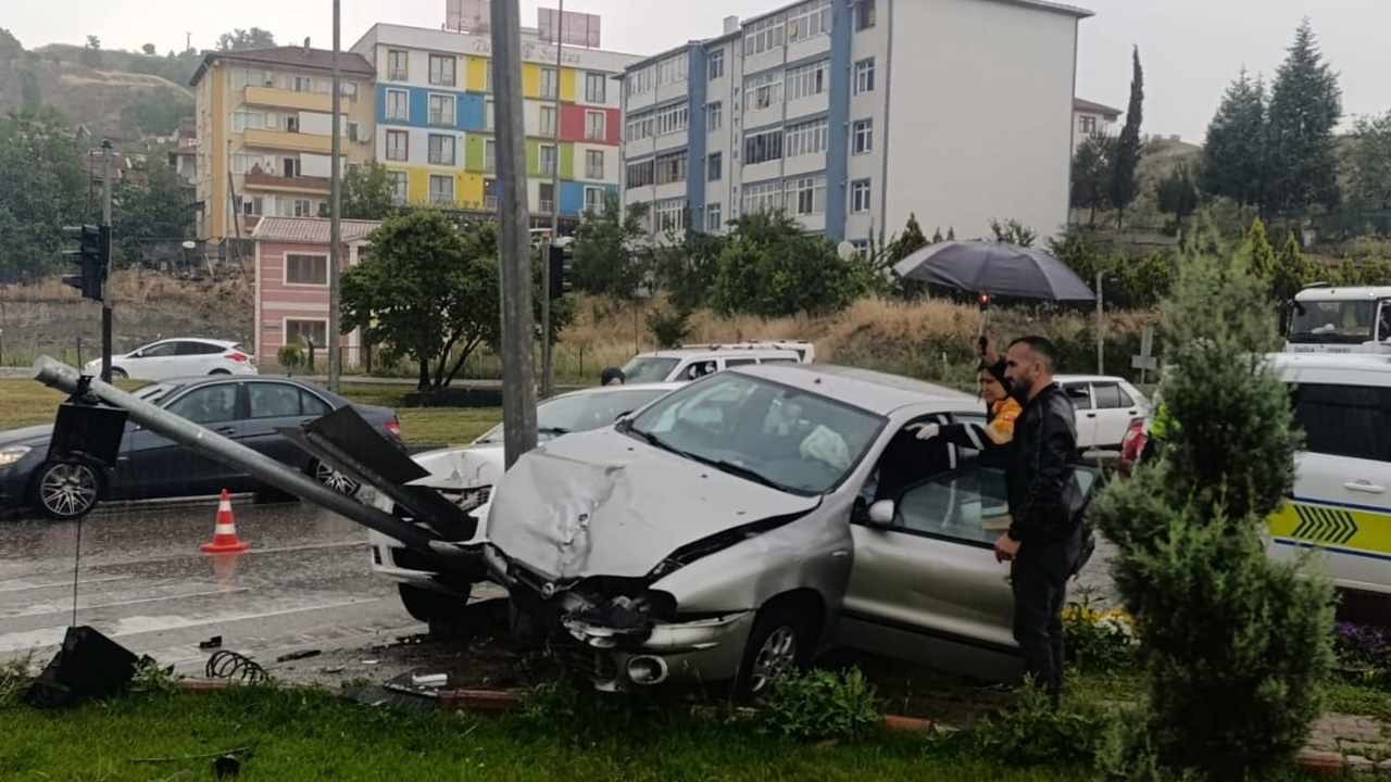 Karabük'te iki otomobilin çarpışması sonucu meydana gelen trafik kazasında 3 kişi yaralandı.