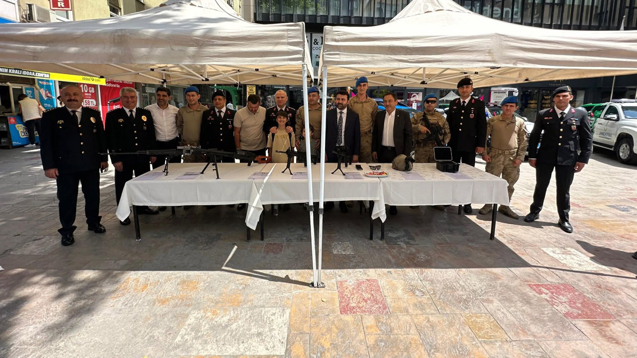 Karabük'te İl Jandarma Komutanlığı Jandarma Genel Komutanlığı'nın 186. kuruluş yıl dönümü dolayısıyla tanıtım standı kurdu.