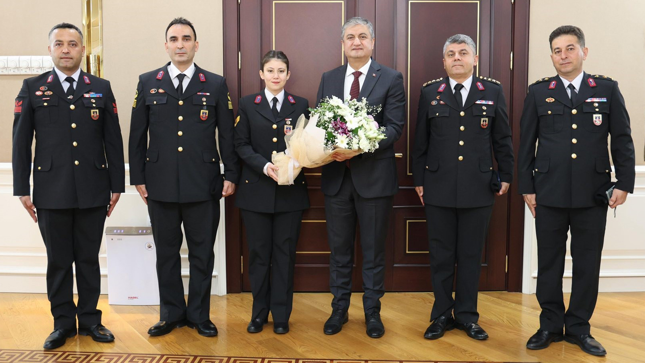 Karabük Valisi Mustafa Yavuz, Jandarma Teşkilatı'nın 186. kuruluş yıldönümünü dolayısıyla İl Jandarma Komutanı Jandarma Kıdemli Albay İsmail Gökcek ve Safranbolu Jandarma Komando Eğitim Merkez Komutan Vekili Jandarma Kıdemli Albay Ercan Özkan, beraberindeki rütbeli personelini kabul etti.