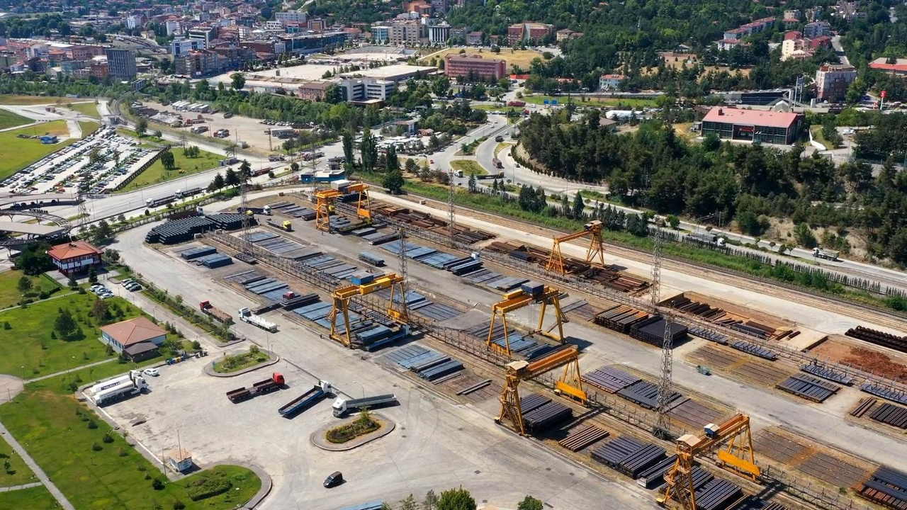 Karabük Demir ve Çelik Fabrikaları A.Ş. (KARDEMİR), 2025 yılı Mayıs ayı itibarıyla gerçekleştirdiği sevkiyat verileriyle üretim ve lojistik gücünü bir kez daha ortaya koyarak, önemli bir başarıya daha imza attığını açıkladı.