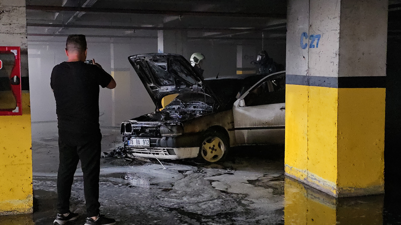 Karabük'te hastane bahçesindeki kapalı otoparkta bir araç alev aldı. Alevler diğer araçlara sıçramadan söndürüldü.