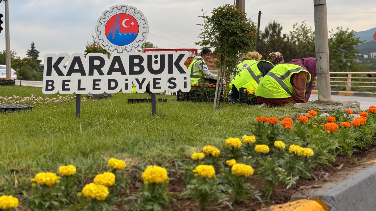 Karabük Belediyesi, yaz mevsiminin başlamasıyla birlikte park, bahçe ve refüjlerde başlattığı mevsimlik çiçek dikimi ile kenti daha estetik ve canlı bir görünüme kavuşturuyor.