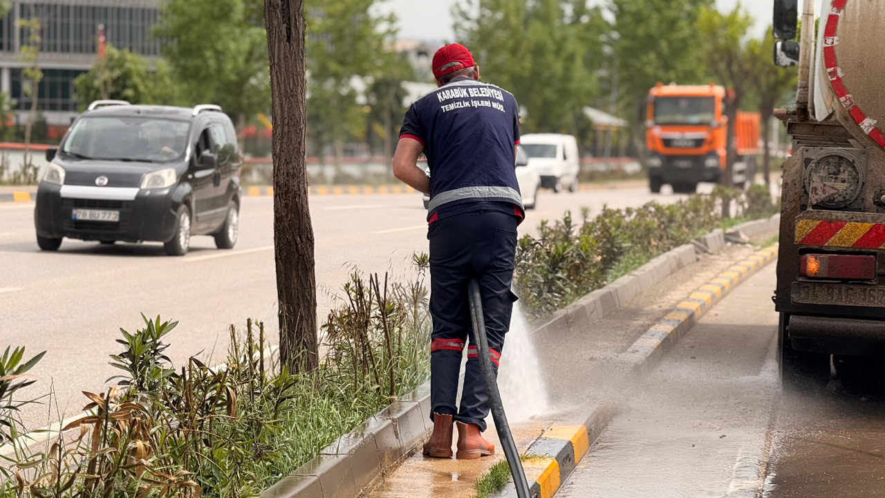 Karabük Belediyesi, şehir genelinde yürüttüğü temizlik çalışmalarını aralıksız sürdürüyor.