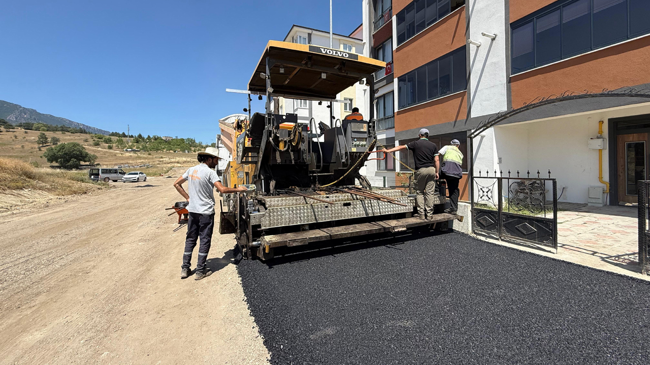 Karabük Belediyesi, kent genelinde yürüttüğü ulaşım altyapısı yenileme çalışmalarına hız kesmeden devam ediyor. Mahalle mahalle planlanan sıcak asfalt uygulamalarıyla, özellikle yıpranan ve sürüş güvenliği açısından risk taşıyan yollar yeniden hizmete kazandırılıyor.