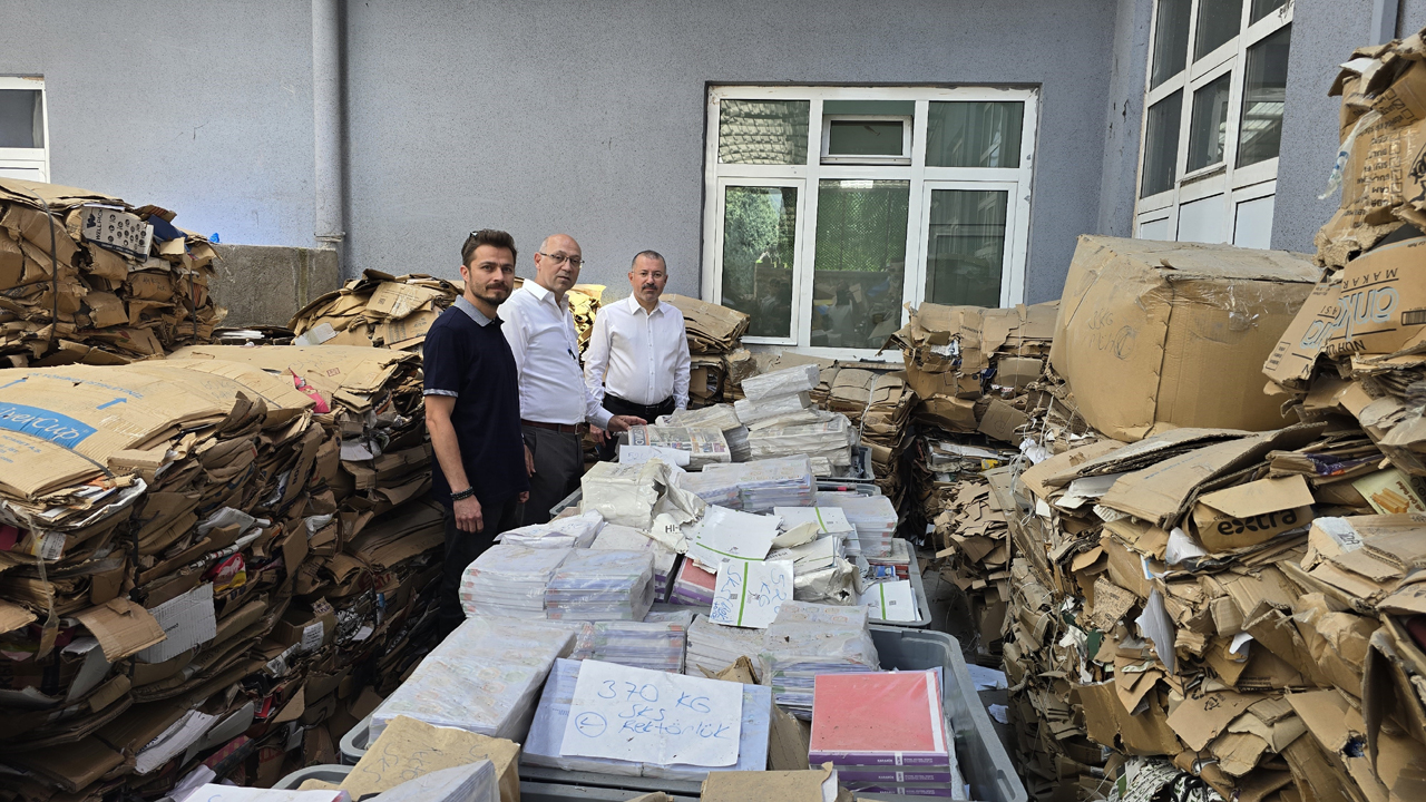 Karabük Üniversitesi'nde, üniversite genelindeki tüm birimlerde atıkların ayrıştırılarak geri dönüşüm sürecine kazandırılmasını sağlayan "Atık ve Geri Dönüşüm Sistemi" kuruldu.