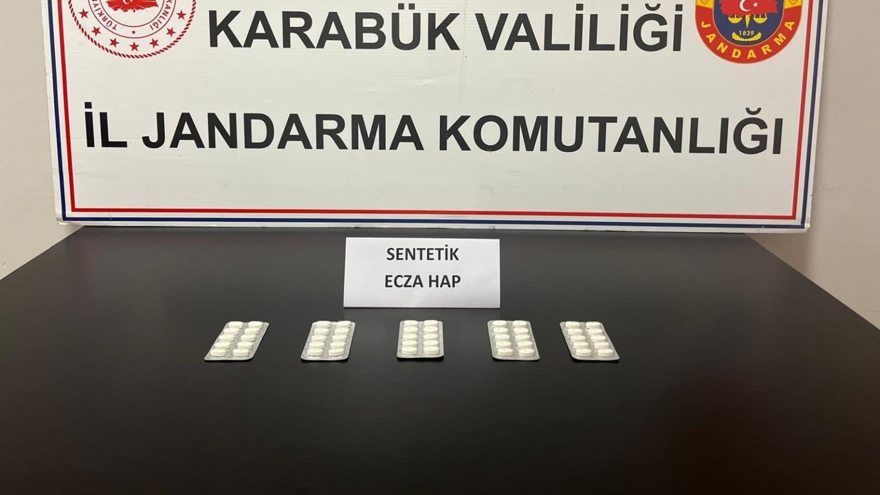 Karabük'te üzerinde 50 adet sentetik ecza ile yakalanan şahıs adliyeye sevk edildi.