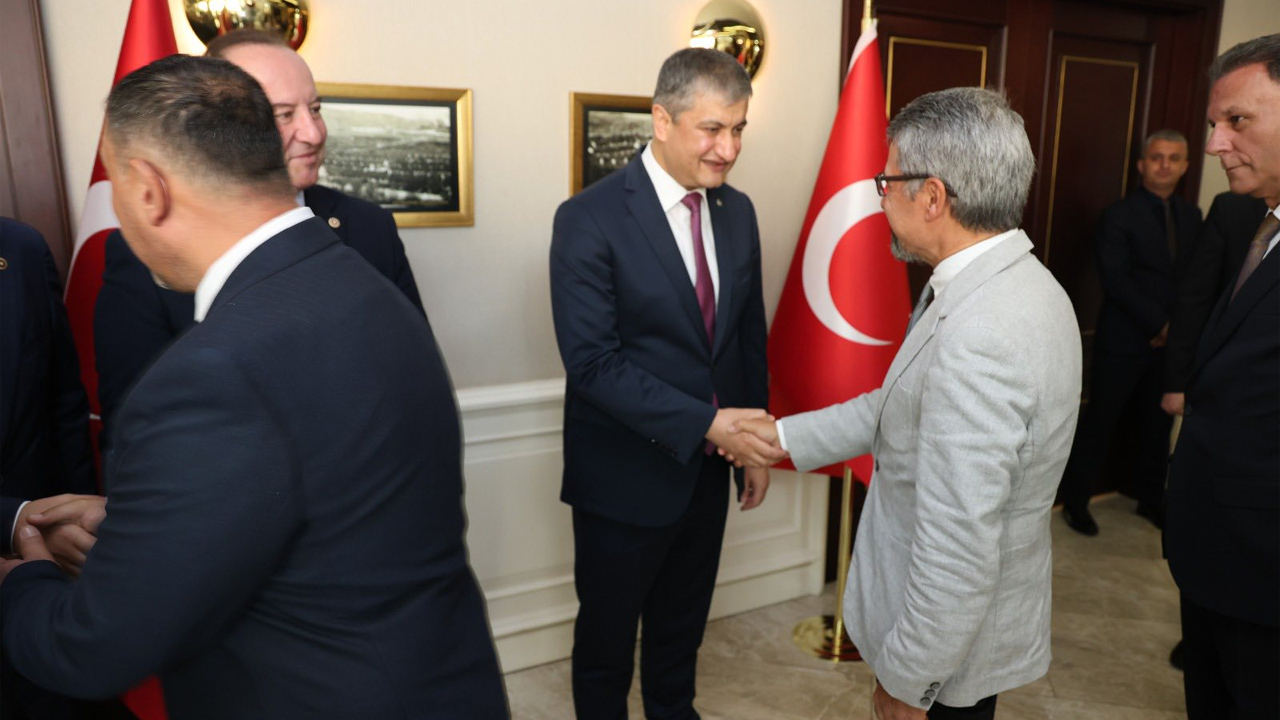 Karabük’te Kurban Bayramı dolayısıyla düzenlenen Resmi Bayramlaşma Töreni, Vali Mustafa Yavuz’un ev sahipliğinde Karabük Valiliği Fuaye Alanı’nda gerçekleştirildi.