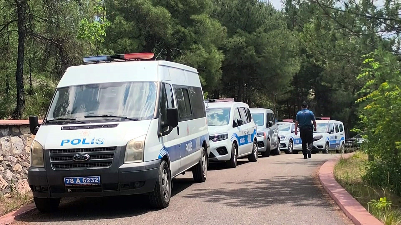 Karabük'te çamlık alanda ağaca asılı halde erkek cesedi bulundu.