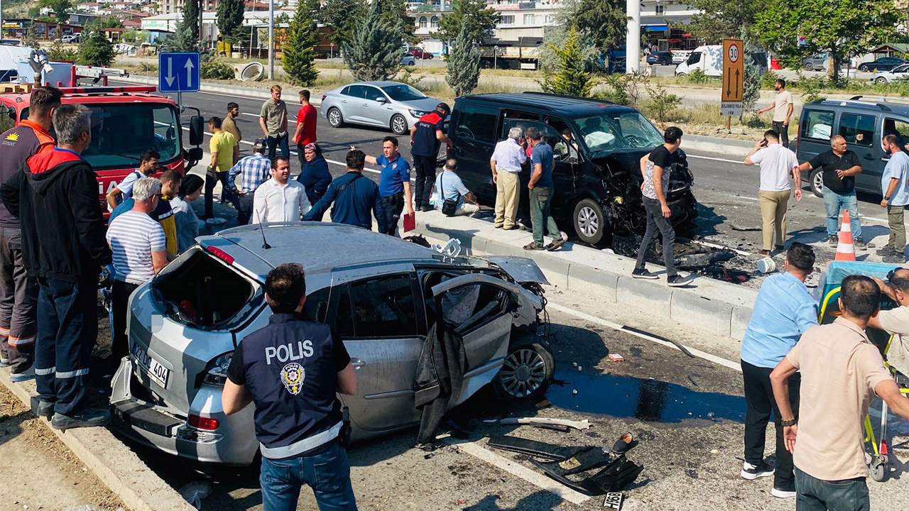 Karabük'ün Eskipazar ilçesinde yol çalışmasından dolayı tek şeride düşmesi sonucu orta refüje çarpan otomobil takla atarak karşı şeride geçerek, otomobil sınıfında bulunan araç ile çarpıştı. Akaryakıt istasyonun güvenlik kamerasına anbean yansıyan kazada 1'i ağır 7 kişi yaralandı.