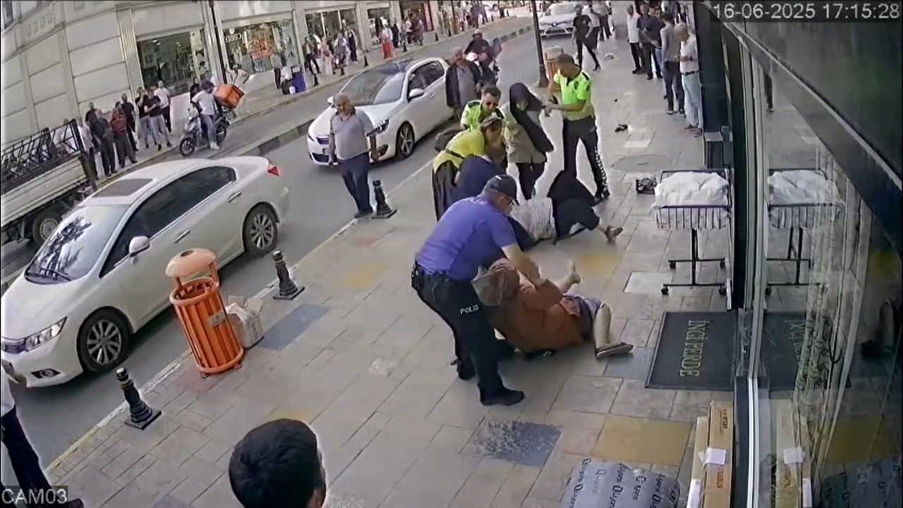 Karabük’te 4 kadın, henüz bilinmeyen bir nedenden dolayı cadde ortasında saç saça baş başa kavga etti. Polisin sonlandırdığı kavga, güvenlik kamerasına yansıdı.