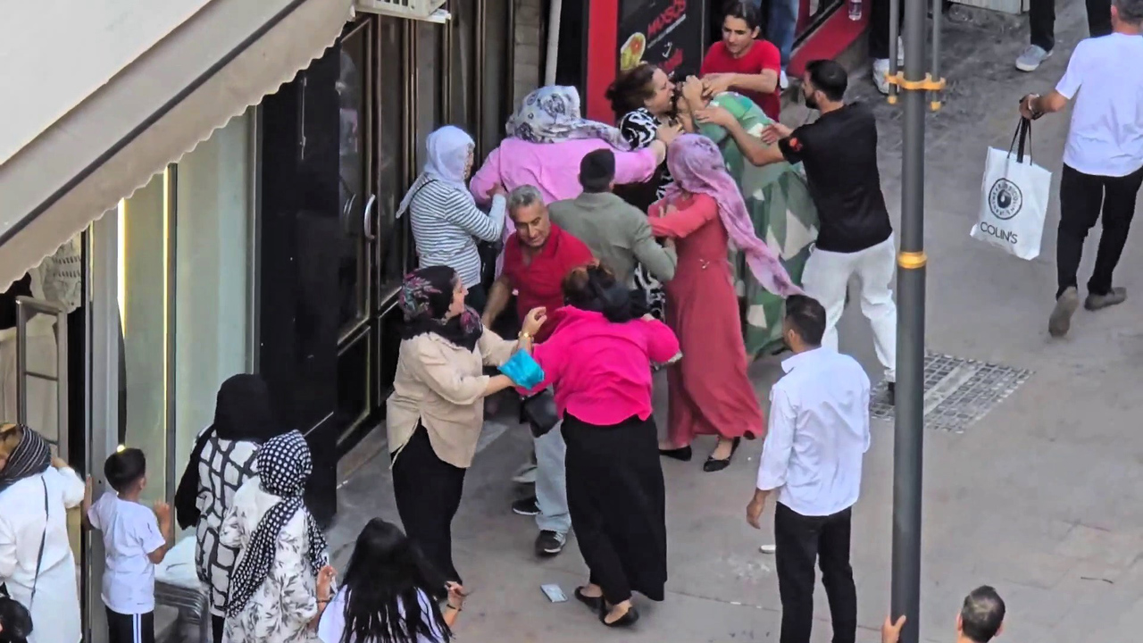 Karabük'te kadınlar arasında çıkan kavga cep telefonu kamerasıyla görüntülendi.