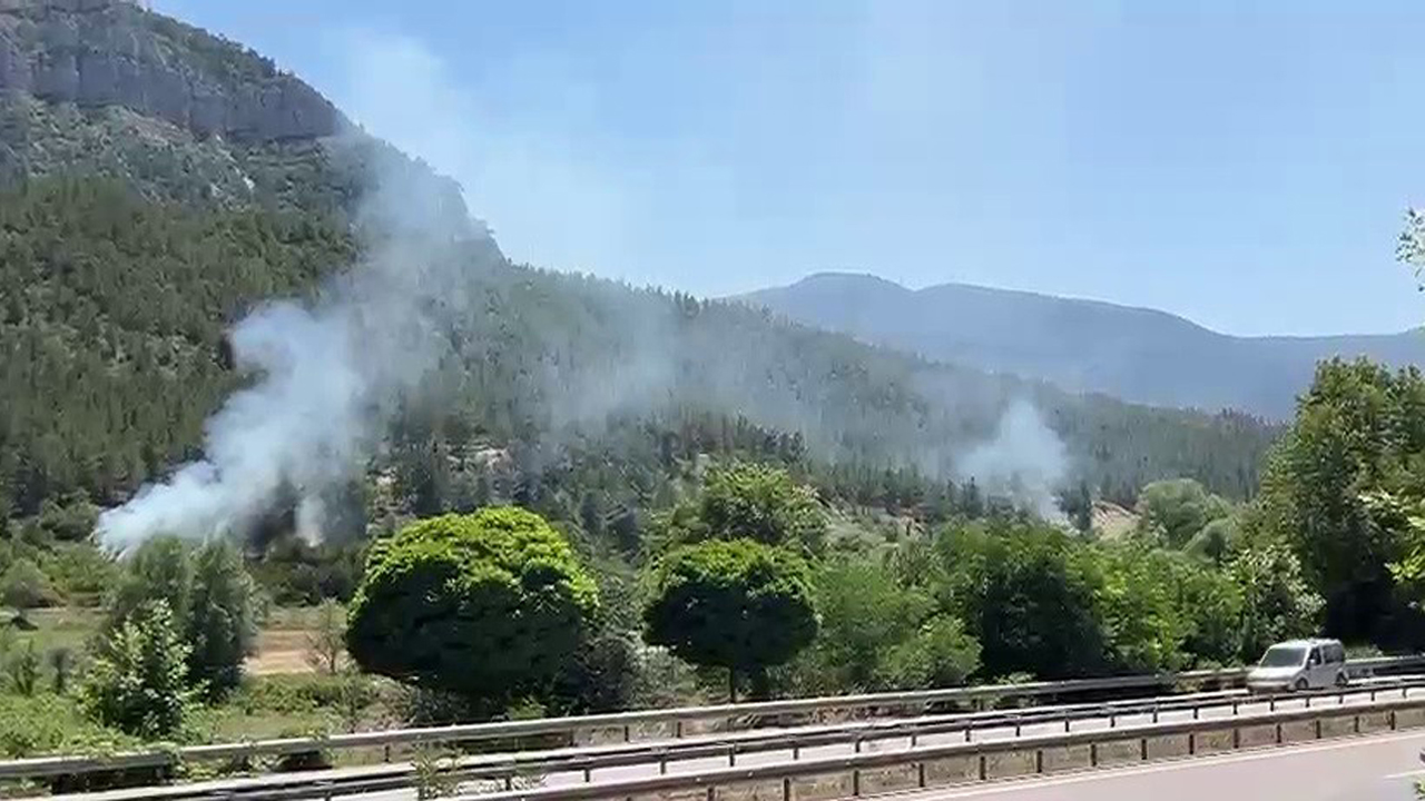Karabük’te ormanlık alanlarda çıkan örtü yangınları itfaiye ve orman ekiplerinin müdahalesiyle kısa sürede kontrol altına alınarak söndürüldü.