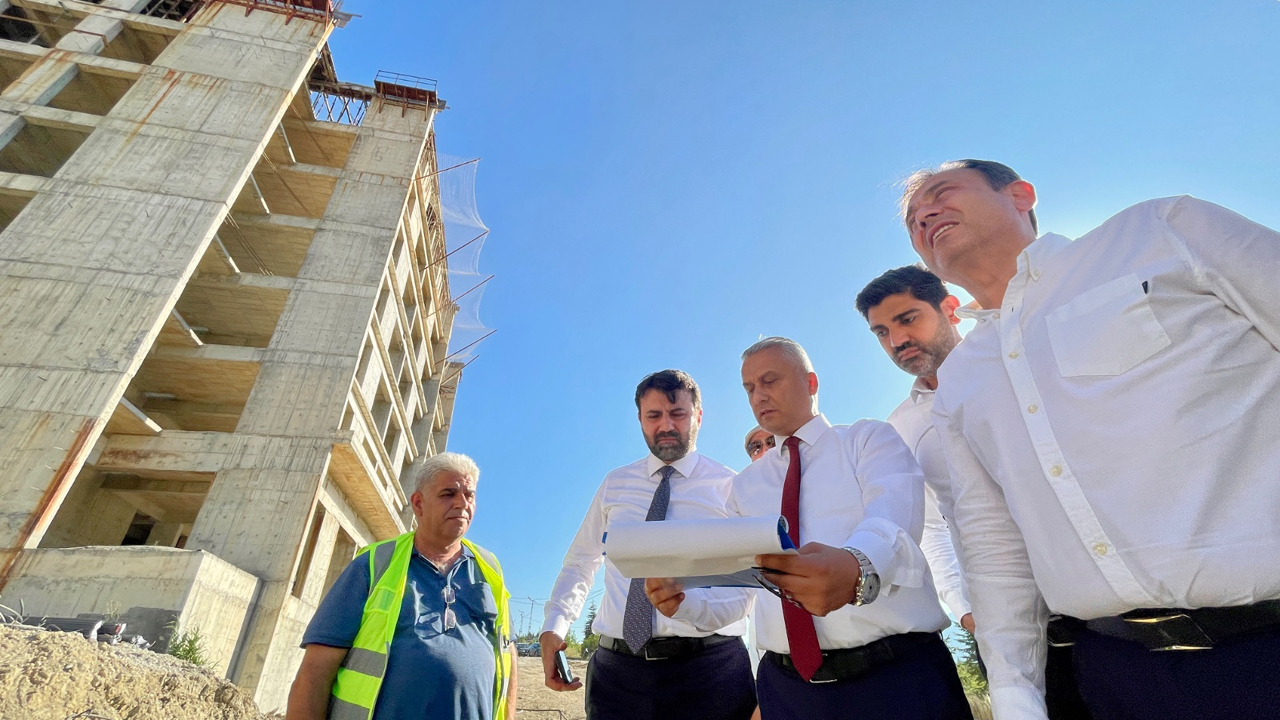 Karabük Üniversitesi Merkez Kampüsü içinde 2017 yılında inşaatına başlanmasına rağmen hukuki ve teknik nedenlerle tamamlanamayan öğrenci yurdu projesi, yeniden yükselmeye başladı.