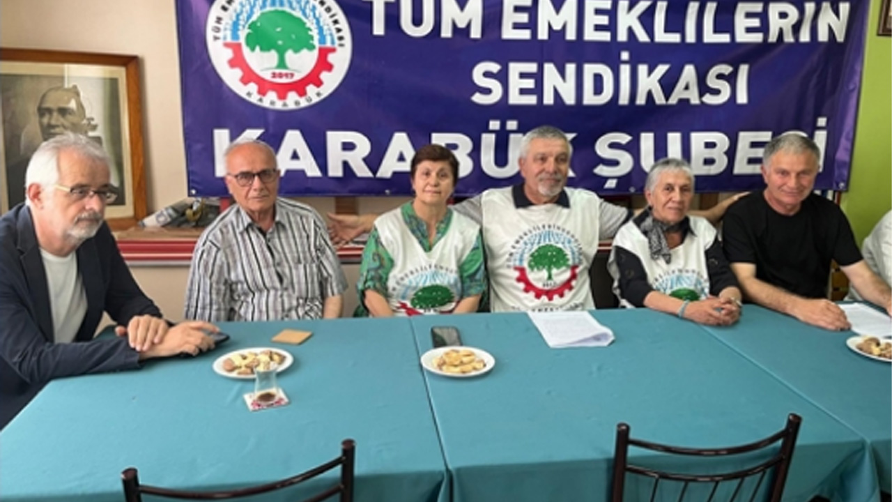 Tüm Emeklilerin Sendikası Karabük Şubesi, emekli maaşları ve bayram ikramiyeleri ile ilgili açıklama yaptı. Karabük Şube Başkanı Burhan Kelez “Biz bedelini peşin peşin ödeyerek hak ettiğimiz emekliliğimizde, bize ait olanı istiyoruz” dedi.