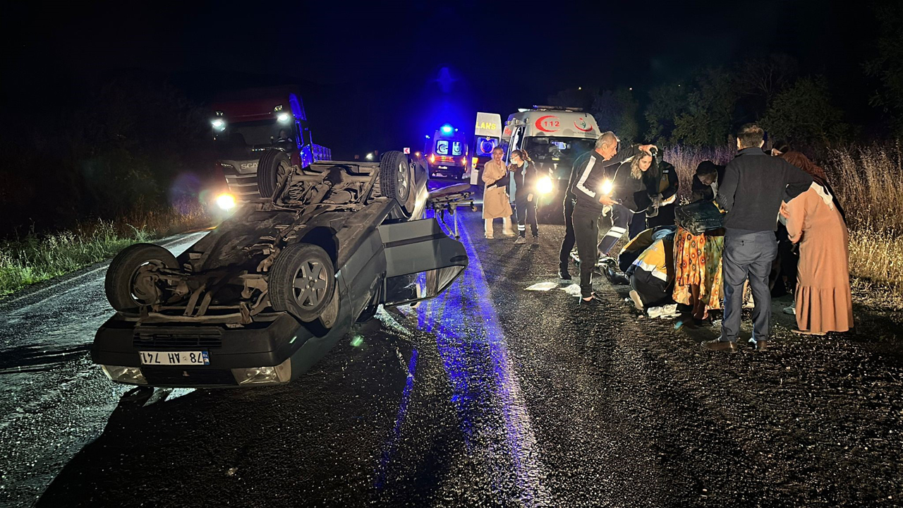 Karabük'te sürücüsünün kontrolünden çıkan otomobilin takla atıp ters dönmesi sonucu 1'i çocuk olmak üzere 4 kişi yaralandı.