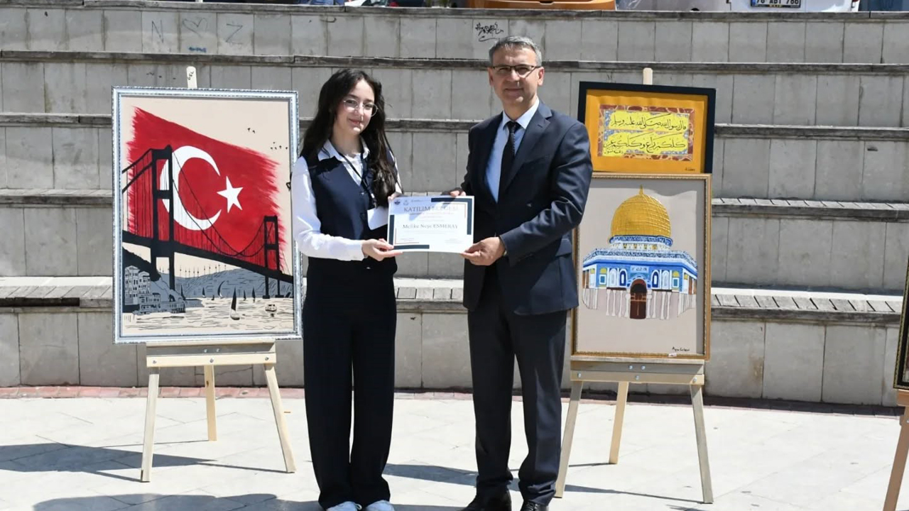 Safranbolu Abdurrahman Yerlikaya Kız Anadolu İmam Hatip Lisesi öğrencilerinin, öğretmenleriyle birlikte hazırladıkları resimler sergilendi.