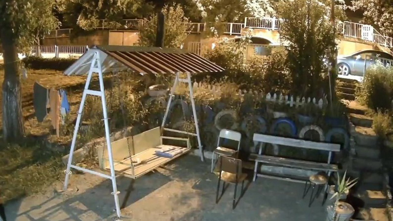 Karabük'te bir otomobilin park halindeki araca çarpıp kaçtığı anlar güvenlik kamerasına yansıdı.