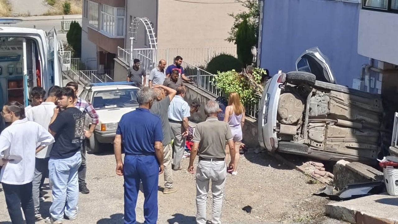 Karabük’te rampa aşağıya kayan otomobil ağaca çarptıktan sonra bir apartmanın girişinde devrildi. Kazada otomobilde bulunan 5 kişi yaralandı.