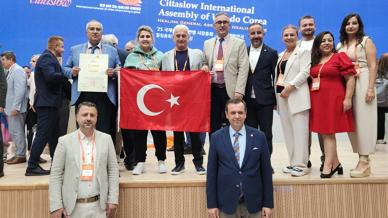 Güney Kore’nin Wando kentinde düzenlenen 2025 Cittaslow Uluslararası Genel Kurulu’nda Türkiye’yi temsilen yer alan Safranbolu, tarihi ve kültürel mirasıyla uluslararası ilgiyi üzerine çekti. Safranbolu Belediye Başkanı Mimar Elif Köse, Belediye Meclis Üyesi Kemal Akgül ile birlikte katıldığı genel kurulda, Safranbolu’yu tanıtan kapsamlı bir sunum gerçekleştirdi.