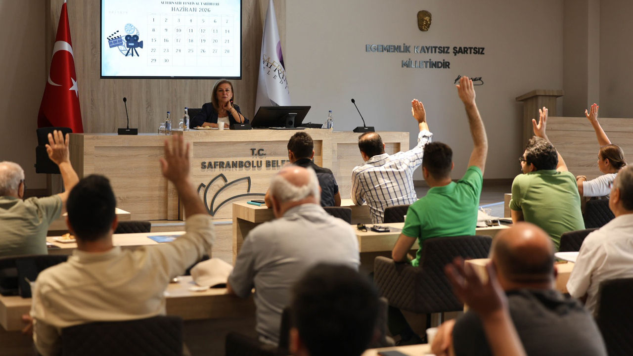 Safranbolu Belediye Başkanı Mimar Elif Köse başkanlığında toplanan festival komitesi, kültür ve sanat alanında Türkiye’nin en köklü etkinliklerinden biri olan Uluslararası Altın Safran Belgesel Film Festivali ile kente adını veren Safran bitkisine dikkat çeken Safran Festivali’nin tarihlerini belirledi.