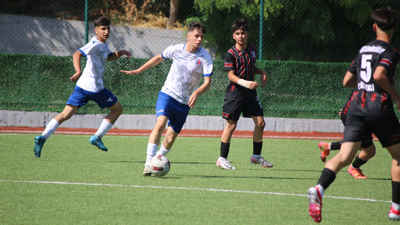 Karabük'te 4 gün sürecek U-17 Türkiye Futbol Şampiyonası 1. Kademe müsabakaları başladı.