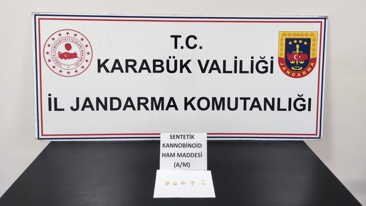 Karabük’te düzenlenen uyuşturucu operasyonunda 3,28 gram sentetik kannabinoid bonzai hammaddesi ele geçirildi.
