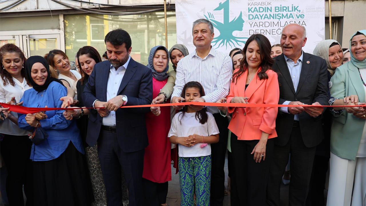 Karabük Kadın Birlik Dayanışma ve Yardımlaşma Derneği (KADINBİR), Karabük Kemal Güneş Caddesi üzerinde düzenlenen törenle açıldı.