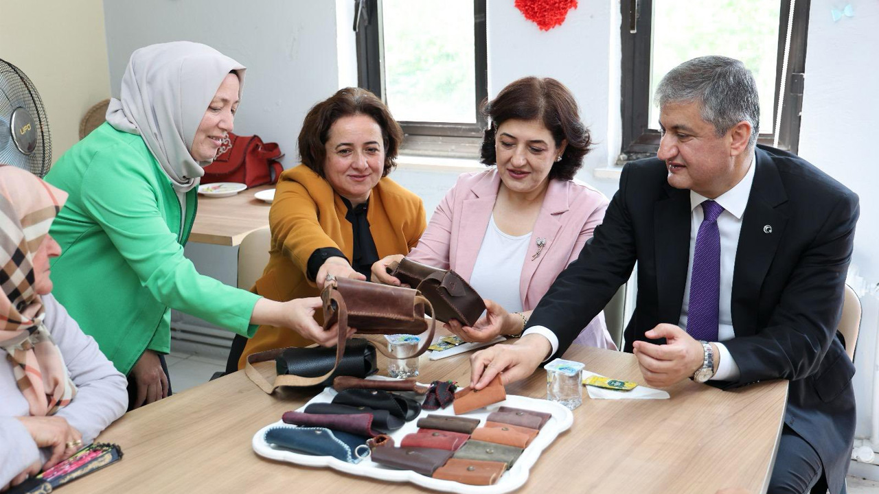 Karabük Valisi Mustafa Yavuz ve Eşi Süreyya Yavuz, Karabük Bayır Mahalle’de faaliyet gösteren Aile Destek Merkezini (ADEM) ziyaret ederek 3. Dönem kursiyerlerle ve kurs öğreticilerle bir araya geldi.