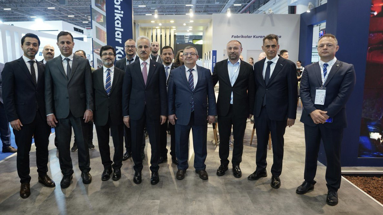 Türkiye’nin ilk entegre demir çelik fabrikası olarak ülke sanayisinin kalkınmasında öncü rol üstlenen KARDEMİR, 18-20 Haziran 2025 tarihleri arasında İstanbul Fuar Merkezi’nde düzenlenen 11. Eurasia Rail Uluslararası Demiryolu, Hafif Raylı Sistemler, Altyapı ve Lojistik Fuarı’na katılım sağladı.