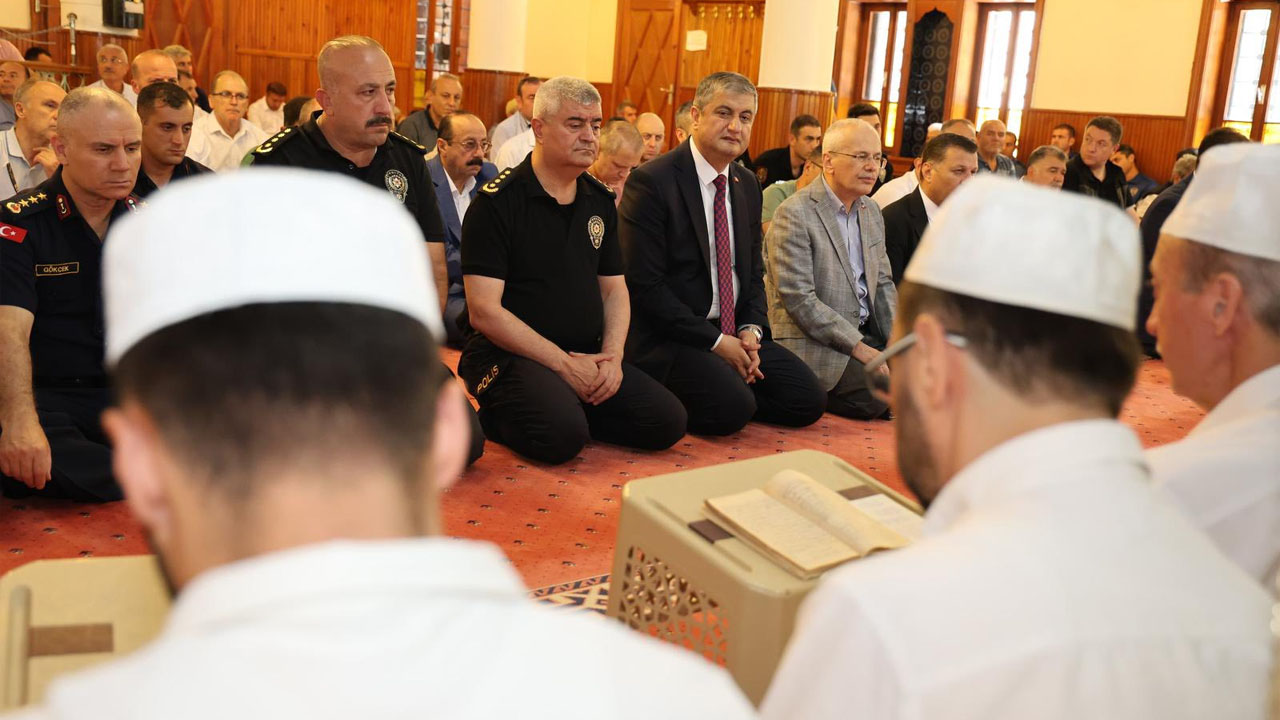 Vali Mustafa Yavuz, 15 Temmuz FETÖ hain darbe girişimi sırasında şehit olan Karabüklü şehitleriniz Metin Arslan ve Barış Efe başta olmak üzere tüm şehitlerimiz için düzenlenen Mevlid-i Şerif Programı’na katıldı.