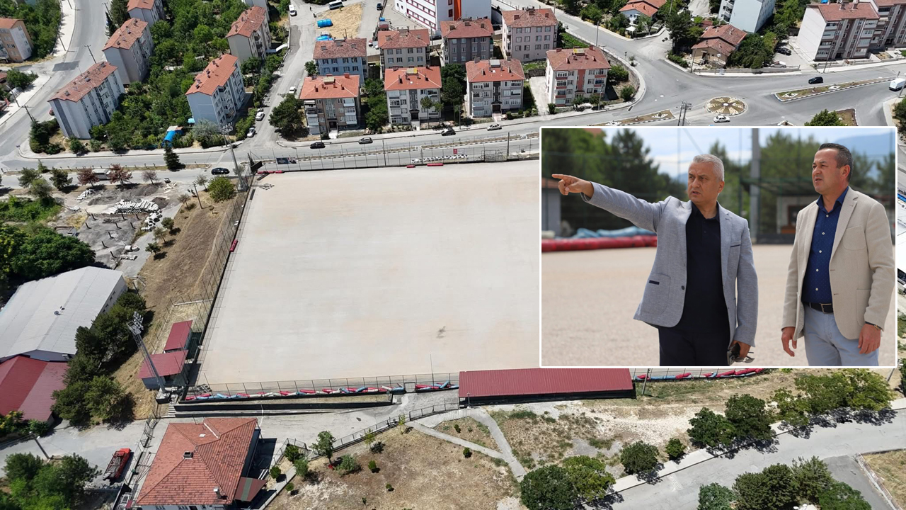 Karabük Gençlik ve Spor İl Müdürlüğü’ne bağlı 5000 Evler Mahallesi sentetik yüzeyli futbol sahasının zemin yenileme çalışmaları tüm hızıyla devam ediyor.
