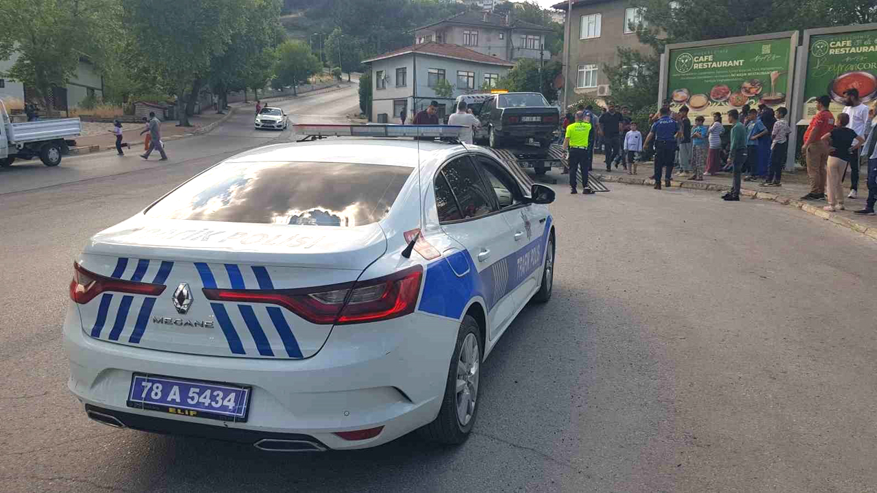 Karabük’te polisin ‘dur’ ihtarına uymayarak kaçıp yaklaşık 15 kilometrelik kovalamacanın ardından yakalanan ehliyetsiz sürücü çıkarıldığı mahkemece tutuklandı.
