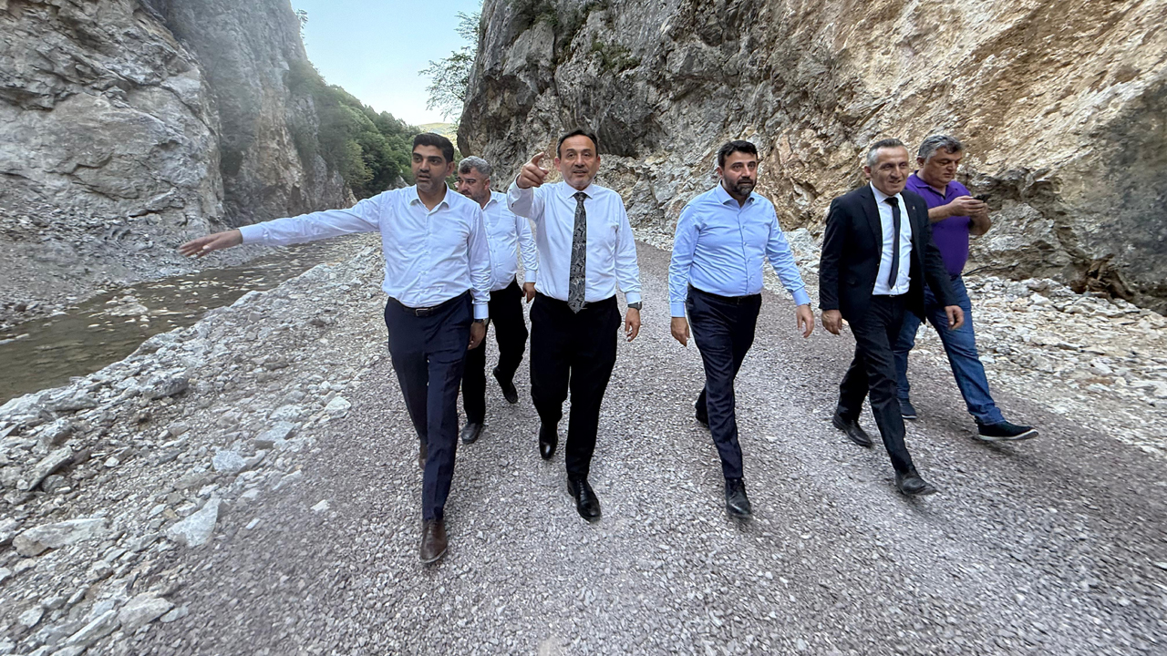 AK Parti Karabük İl Başkanı Ferhat Salt, Karabük Milletvekilleri Cem Şahin ve Ali Keskinkılıç ile birlikte sel felaketinden etkilenen Yenice Şimşir Deresi (Şeker Kanyonu) bölgesinde incelemelerde bulundu.