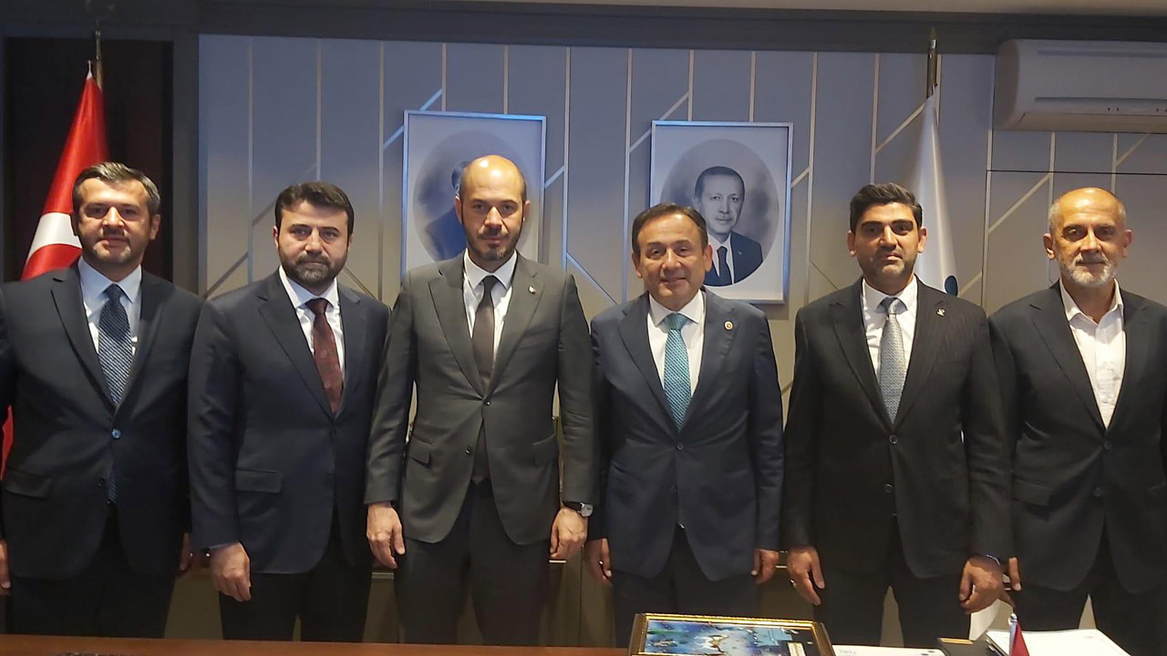 Karabük Milletvekilleri Cem Şahin ve Ali Keskinkılıç ile Karabük Belediye Başkanı Özkan Çetinkaya ve AK Parti Karabük İl Başkanı Ferhat Salt Toplu Konut İdaresi (TOKİ) Başkanı Mustafa Levent Sungur’u makamında ziyaret ederek Karabük’ün çehresini değiştirecek projeleri masaya yatırdı. Görüşme; şehircilik, sosyal yaşam ve dönüşüm projeleri açısından verimli geçti.