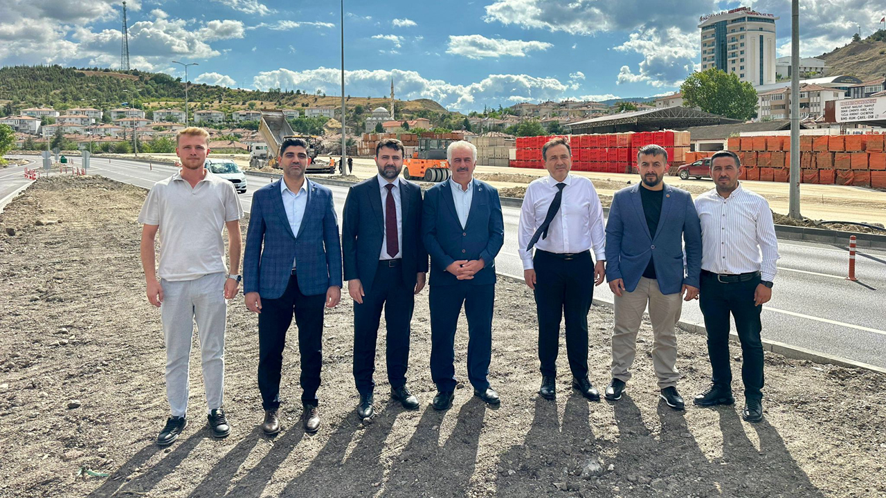 AK Parti Karabük İl Başkanı Ferhat Salt, Karabük Milletvekilleri Cem Şahin ve Ali Keskinkılıç ile birlikte Eskipazar Mermer Kavşağı’nda incelemelerde bulundu. Gerçekleştirilen ziyarete AK Parti teşkilat mensupları da eşlik etti.